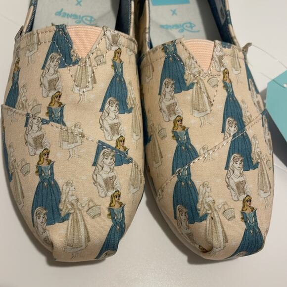 Disney x Toms NWT Women's 8 Pink Sleeping Beauty Printed Canvas Slip On Shoe - Picture 2 of 7